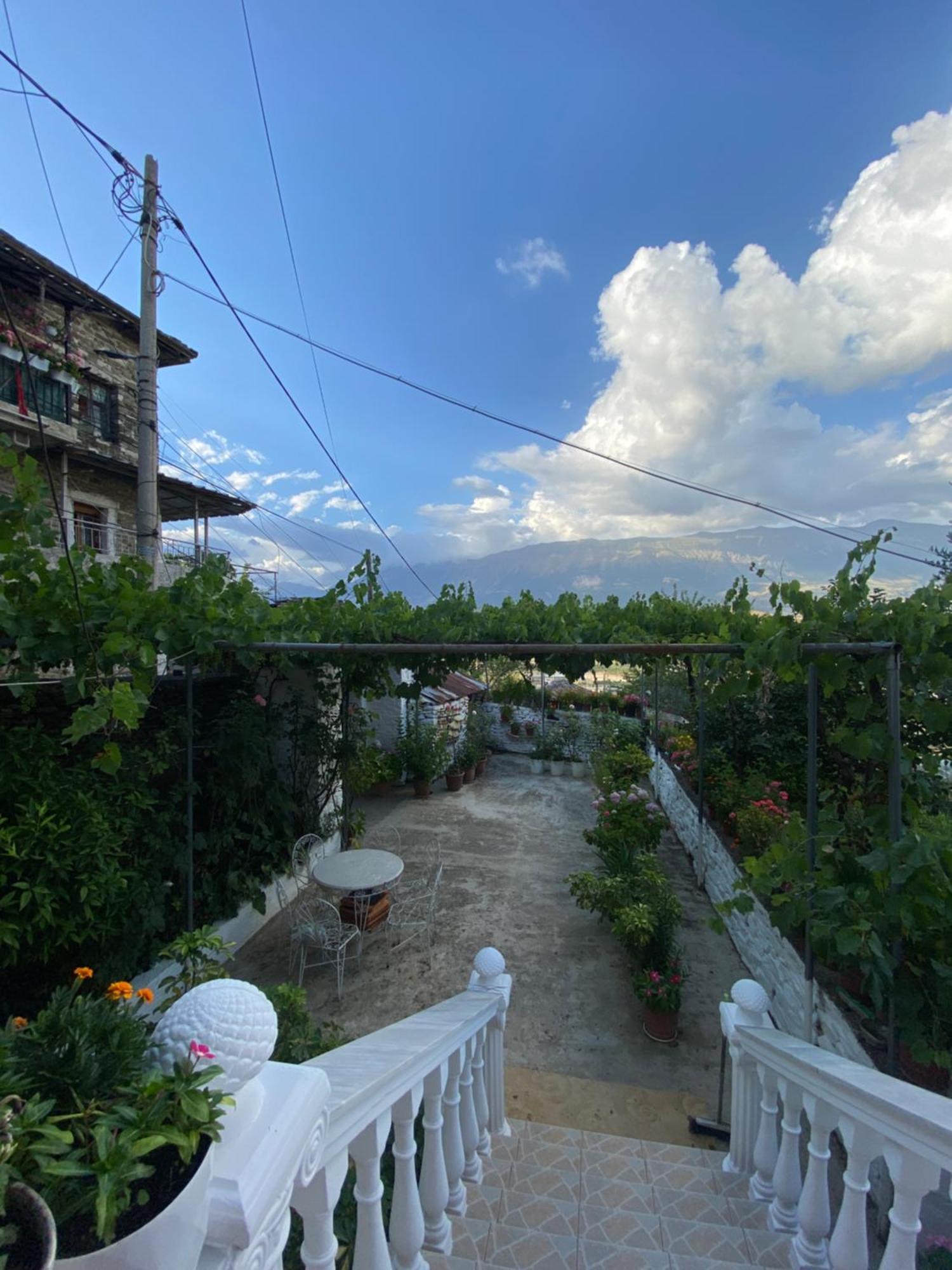 Stonetale Garden Guesthouse Gjirokastra Kültér fotó