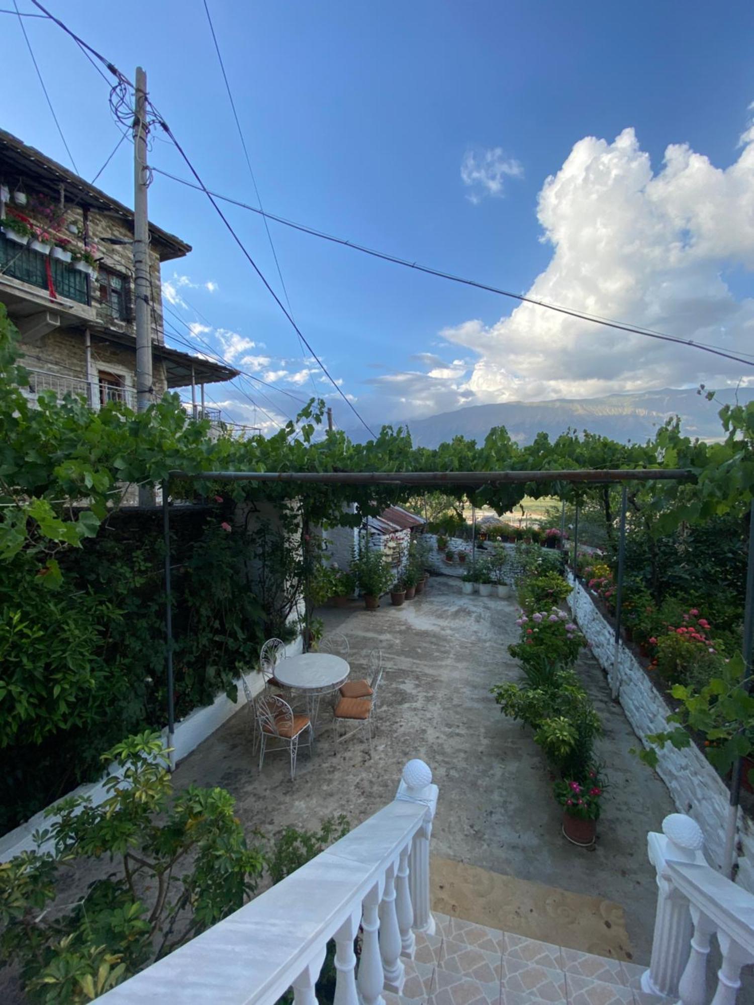 Stonetale Garden Guesthouse Gjirokastra Kültér fotó