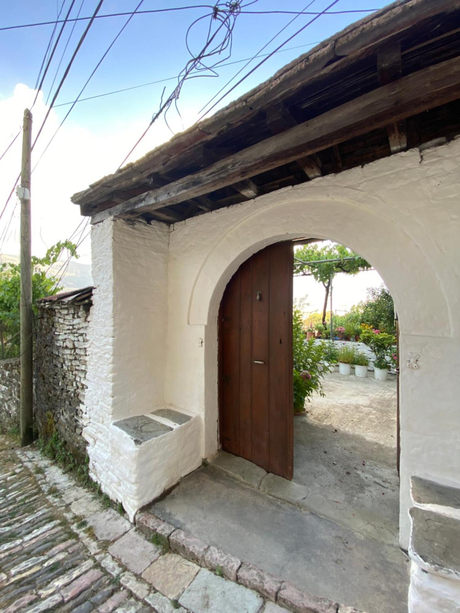 Stonetale Garden Guesthouse Gjirokastra Kültér fotó