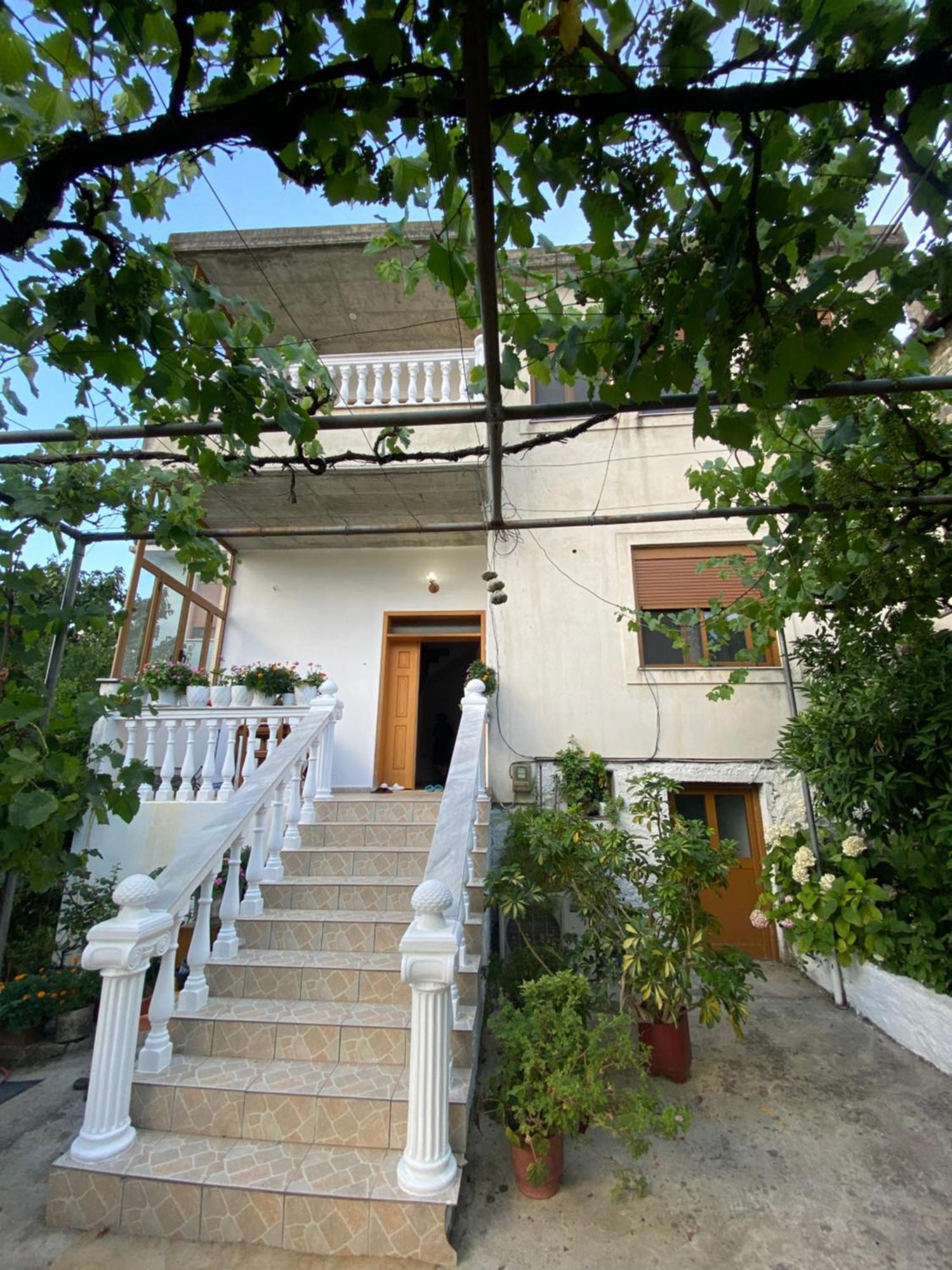 Stonetale Garden Guesthouse Gjirokastra Kültér fotó